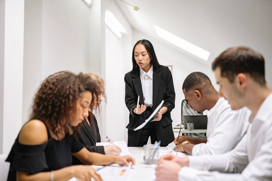 Finansal hedeflerini planlayan bir ekip toplantısı